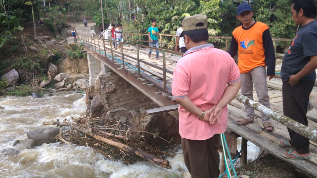 Wabup Ferizal Ridwan melihat jembatan yang hampir roboh di Maek Limapuluh Kota